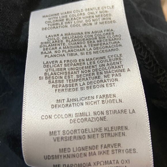 GuessâBlack Graphic V-Neck Tee Size L - Picture 11 of 13